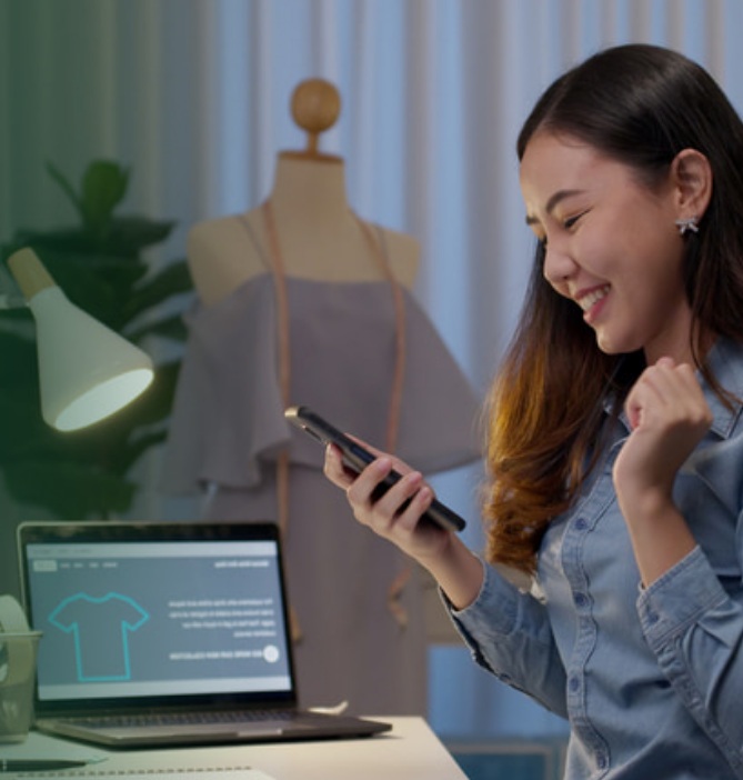 Ảnh tham khảo người dùng điện thoại trong không gian làm việc